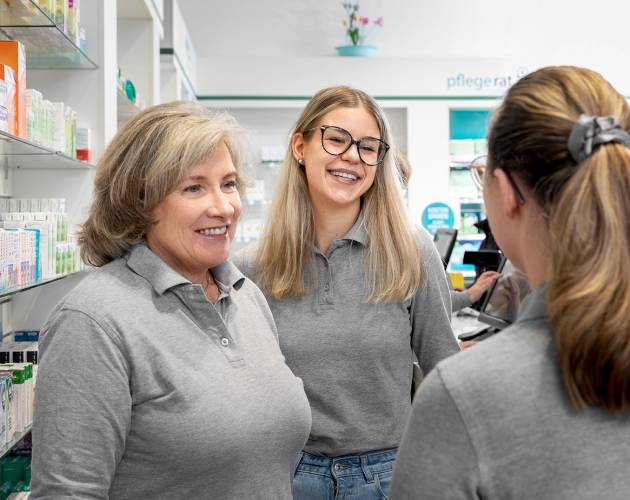 Komm in Team Drei Mitarbeiterinnen der Bauhaus Apotheken am Handverkaufs-Tresen